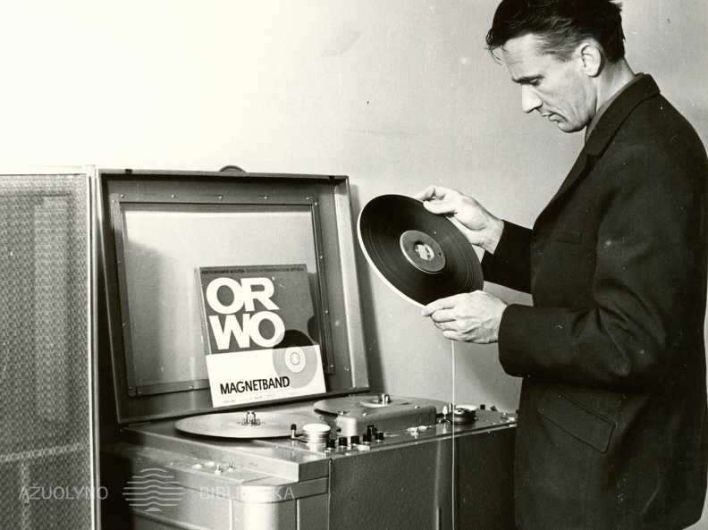 R. Šurka prie Muzikos skyriaus aparatūros 1970 m.