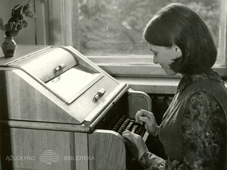 O. Barkauskaitė prie teletaipo. 1970 m.