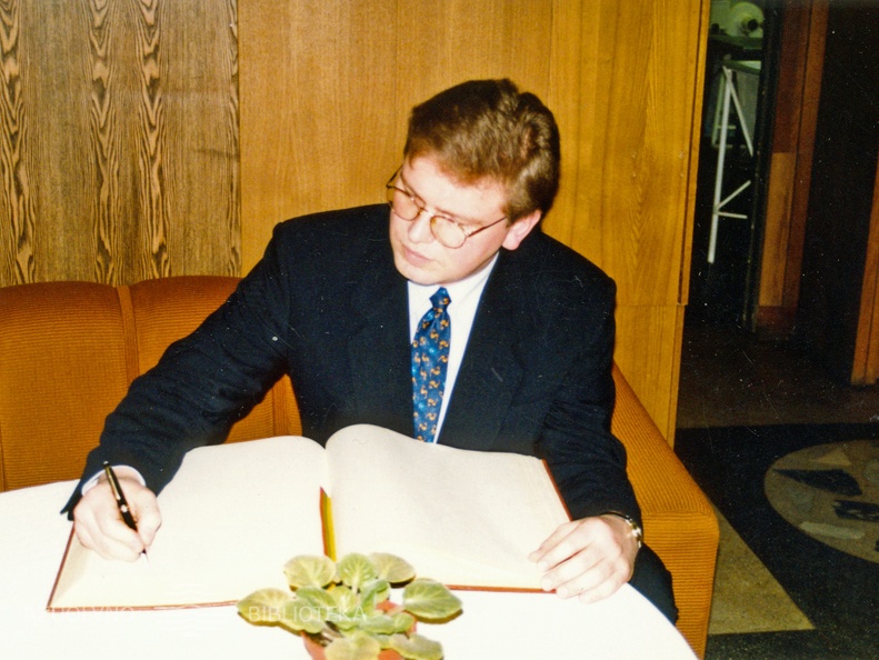 Čekijos Respublikos ambasadorius Lietuvoje Š. Füle pasirašo svečių knygoje.1999 m.