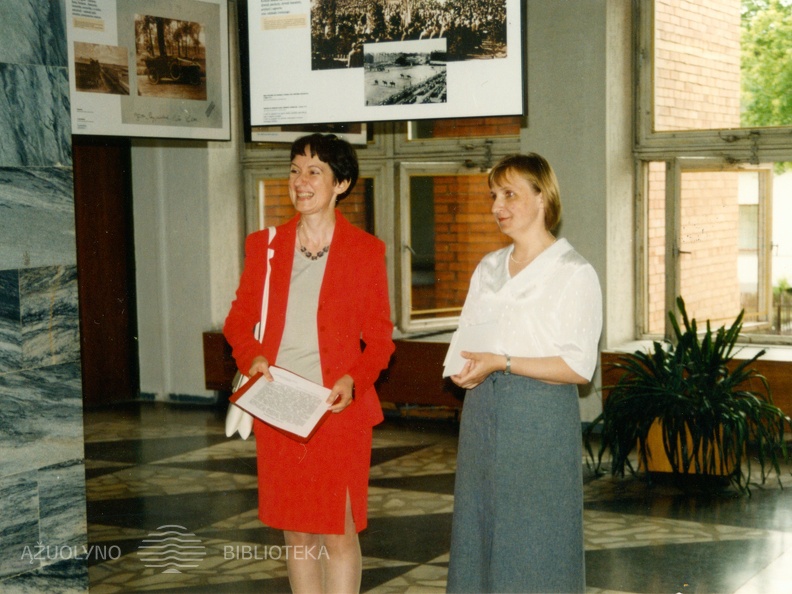 Lenkų kultūros instituto direktorė M. Kasner parodos „Lenkų šimtmetis“ atidaryme. 2002 m.