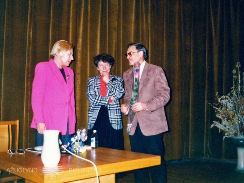 Susitikimas su UNESCO ambasadore U. Karvelis. 1997 m.
