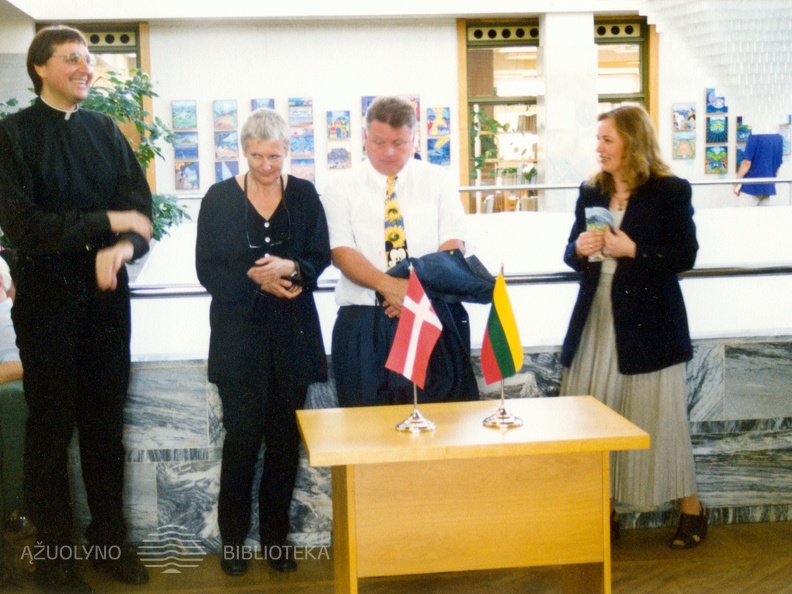 Danijos kultūros instituto direktorė A. Sabaliauskienė (centre) E. H. Kristensen Biblijos iliustracijų parodos atidaryme. 2000 m