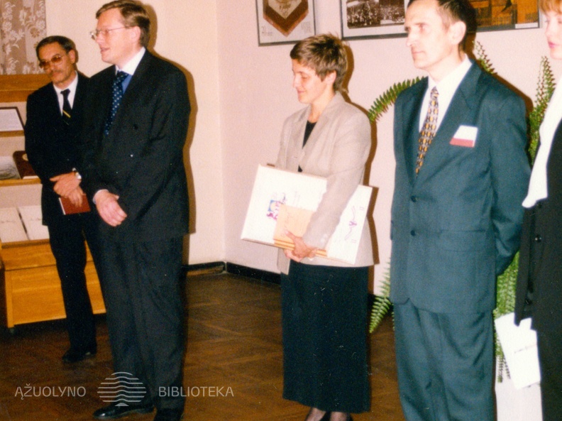 Latvijos Respublikos 80-mečiui skirtos parodos atidarymas. 1998 m. Centre Latvijos Respublikos ambasadorius Lietuvoje A. Sjanits