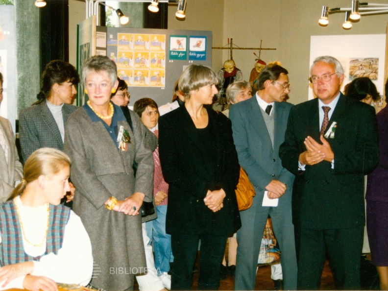 Danijos Karalystės ambasadorius Lietuvoje D. B. Nielsen su žmona danų vaikų knygų parodos atidaryme, 1995 m.