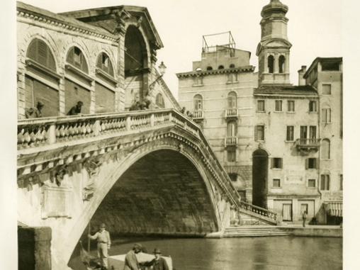 Ferdinand Ongania. Rialto tiltas Didžiajame kanale. Fotograviūra. 1891 m.