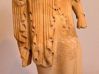 Archajiška mergaitės statulėlė. Pariano marmuro. Graikija, Atėnai. 530-20 m. pr. Kr.