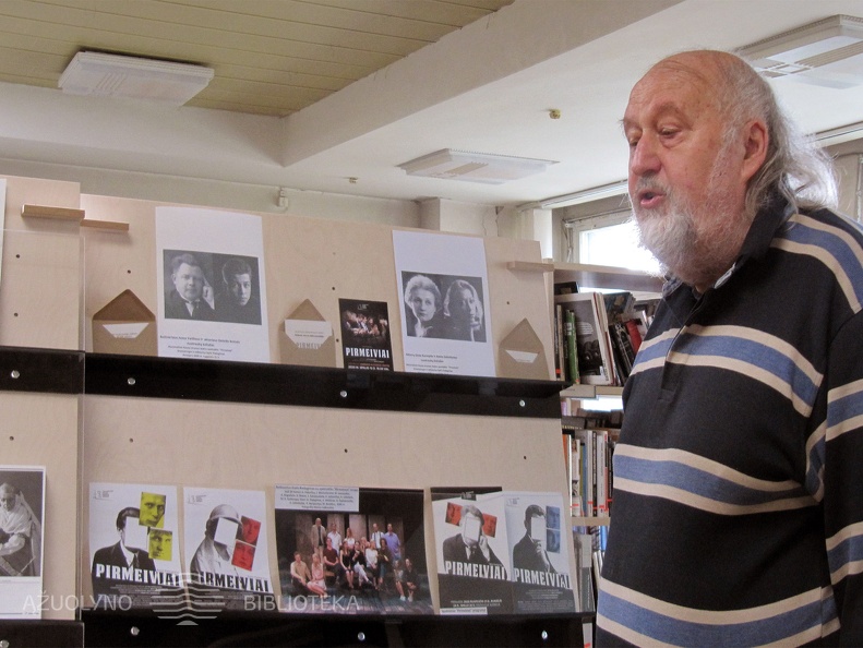 Režisierius Gytis Padegimas prie parodos stendo