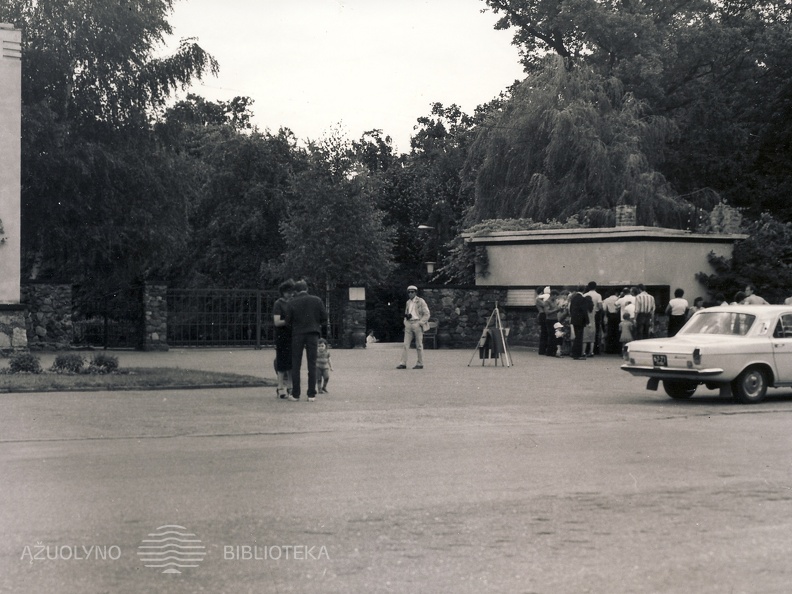 Aikštelė prie Kauno zoologijos sodo. XX a. 8–9 deš. Fotogr. A. Pleskačiauskas [Iš KAVB fondų]