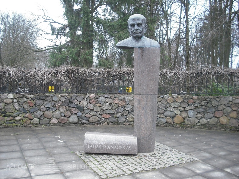 Zoologijos sodo įkūrėjo prof. Tado Ivanausko biustas. 2014 m. Fotogr. M. Balkus [Iš KAVB fondų]