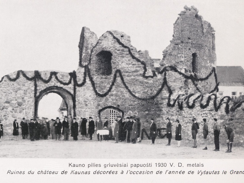 Kauno pilies griuvėsiai papuošti Vytauto Didžiojo mirties 500 metų sukaktuvių iškilmėms. 1930 m.