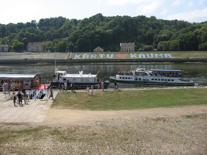 Keleivinė prieplauka prie Vytauto Didžiojo bažnyčios kauniečių mėgiama ir šiandien. 2010 m.