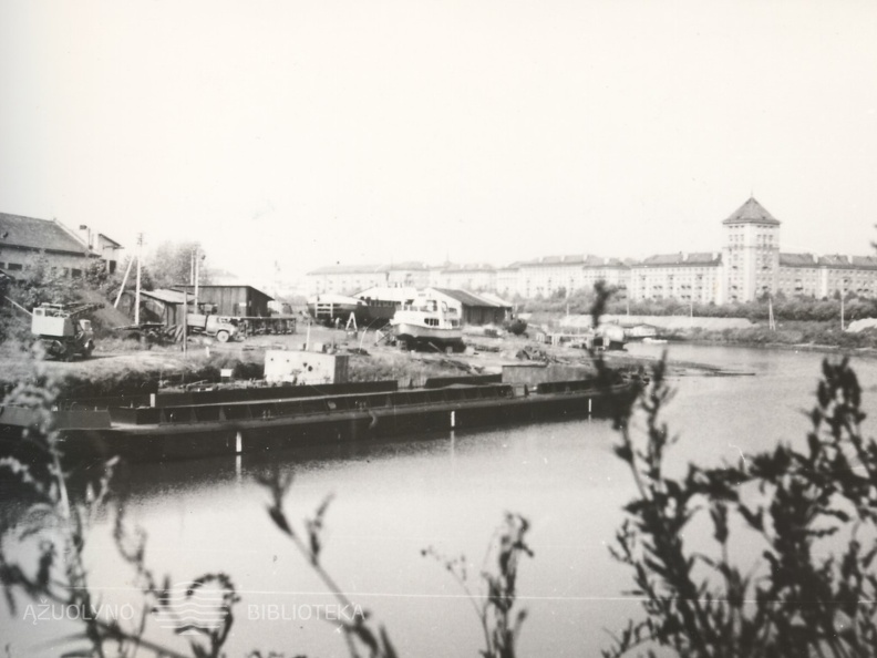 Buvusi prieplauka (Žiemos uostas) ir sandėliai ties Šv. Kryžiaus (karmelitų) bažnyčia. Apie 1968 m.