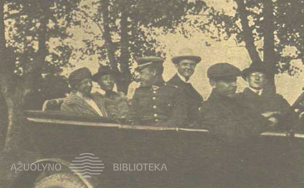 O. M. Benediktsenas su žmona ir žurnalistais