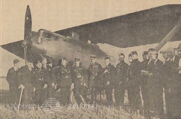 R. ir A. de Vitroliai su Lietuvos karo aviacijos vadovybe Kauno aerodrome_1927.jpg