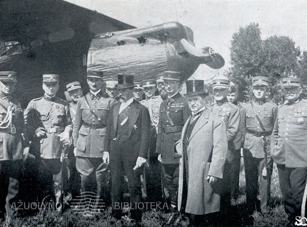 Alfredas_Rene de Vitroliai Kauno aerodrome.jpg