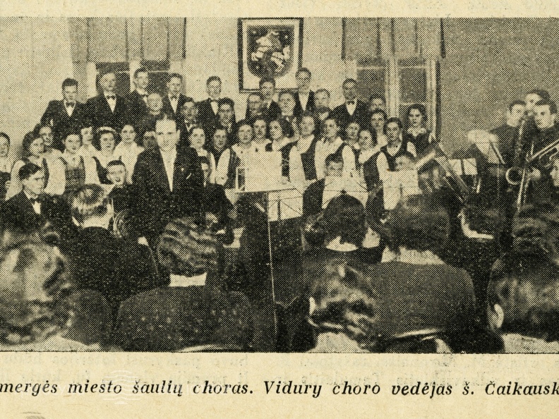 Ukmergės miesto choras su vadovu Čaikausku viduryje