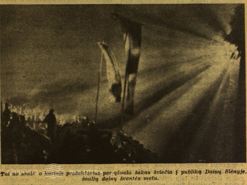 Pirmą kartą dainų šventė lauko estradoje vyko naktį