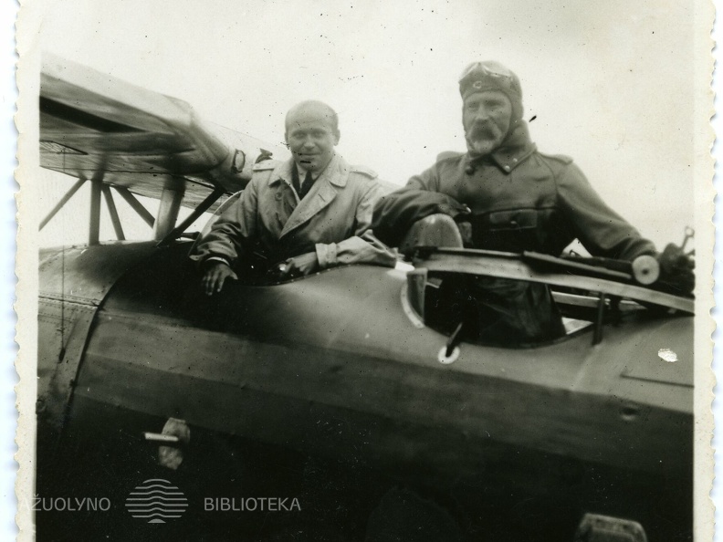 A. Gustaitis ir A. Smetona ANBO-IV lėktuve