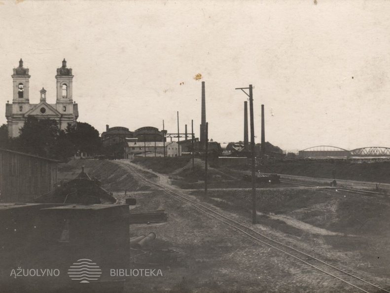 Siaurojo geležinkelio bėgiai netoli Šv. Kryžiaus (karmelitų) bažnyčios. XX a. I pusė