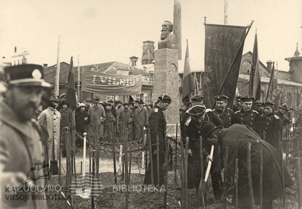 Jūrininkų mokyklos auklėtiniai sodina „Basanavičiaus“ rožę prie lietuvių tautos patriarcho paminklo. 1924 m.
