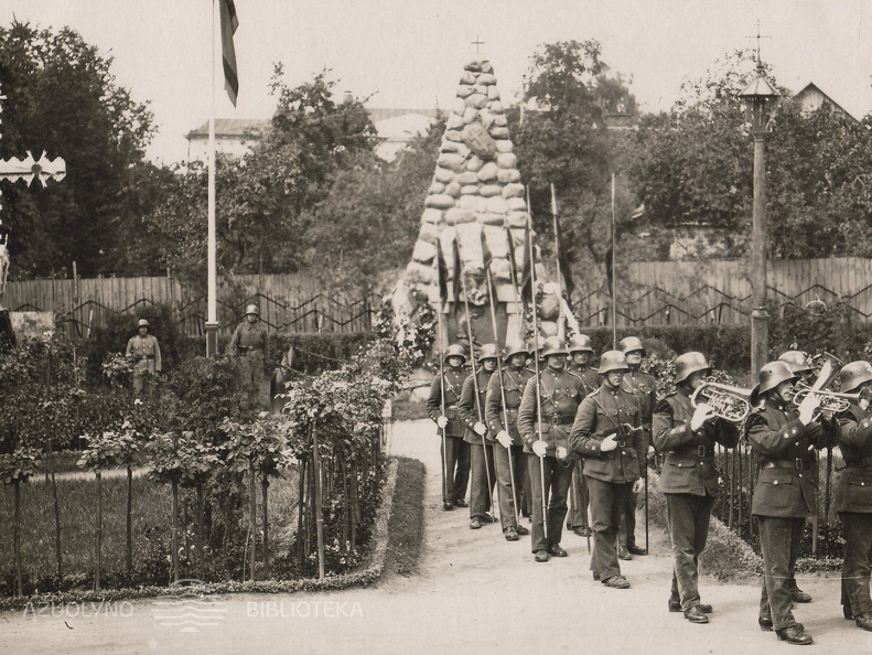 Karo invalidai prie paminklo „Žuvusiems už Lietuvos laisvę“. 1924 m.
