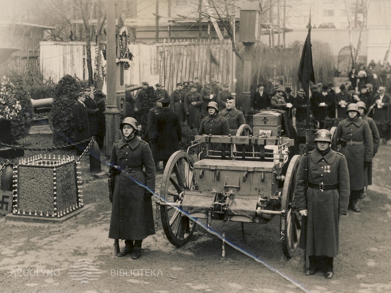 Iškilmingos Nežinomo kareivio palaikų laidotuvės prie paminklo „Žuvusiems už Lietuvos laisvę“. 1934 m.