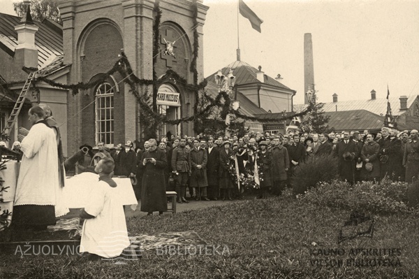 Paminklo „Žuvusiems už Lietuvos laisvę“ atidengimas muziejaus sodelyje. 1921 m.