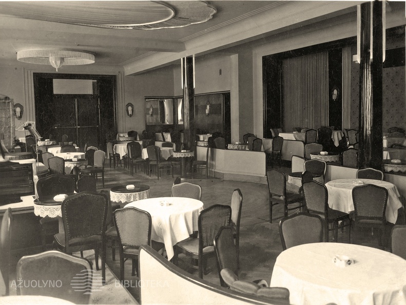 Restorano „Versalis“ interjeras