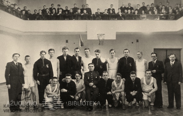 Krepšininkai Kūno kultūros rūmų salėje. 1938 m.