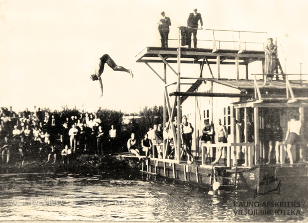 Šuoliai į vandenį. 1936 m.