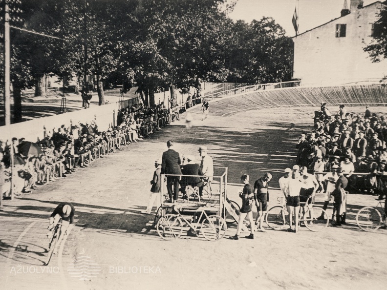 Dviračių trekas. 1925 m.