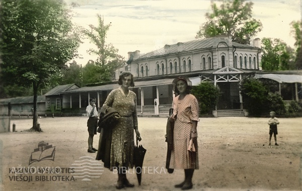 Prie paviljono Vytauto parke