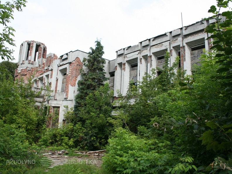 Apleista buvusi kavinė-restoranas „Kaukas“. 2011 m.