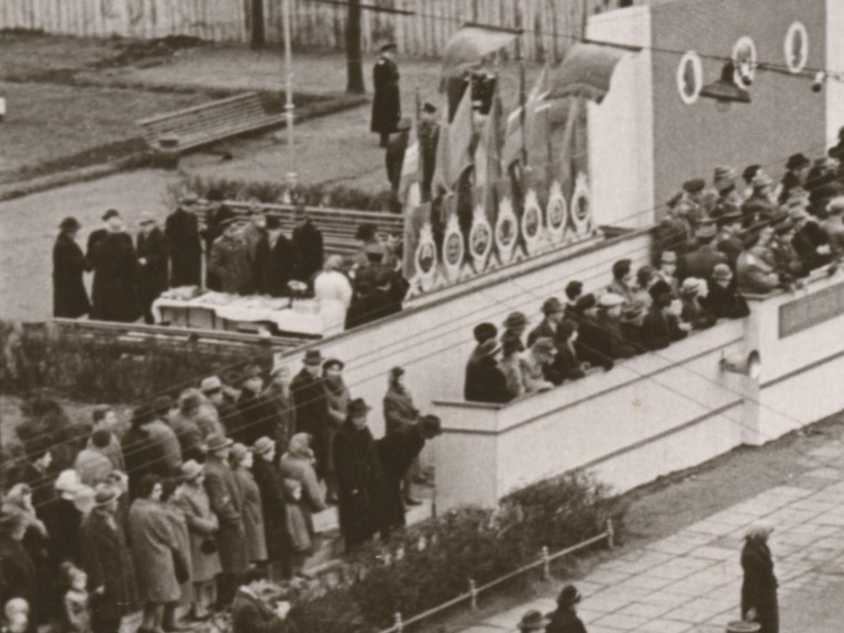 Staliukas Spalio demontraciju metu