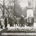Prie paminklo V. Mickevičiui-Kapsukui