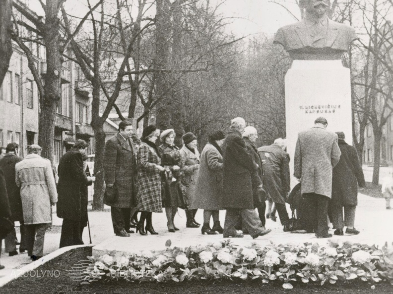 Prie paminklo V. Mickevičiui-Kapsukui