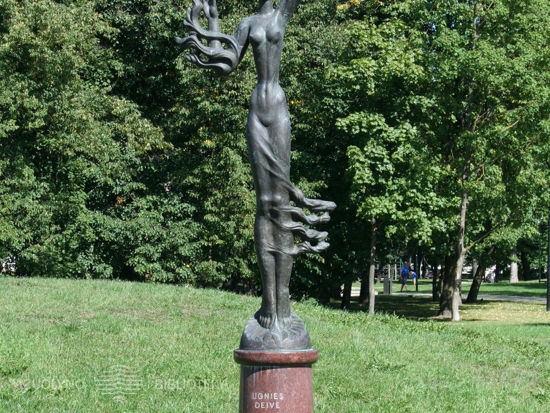 Skulptūra „Ugnies deivė Gabija“
