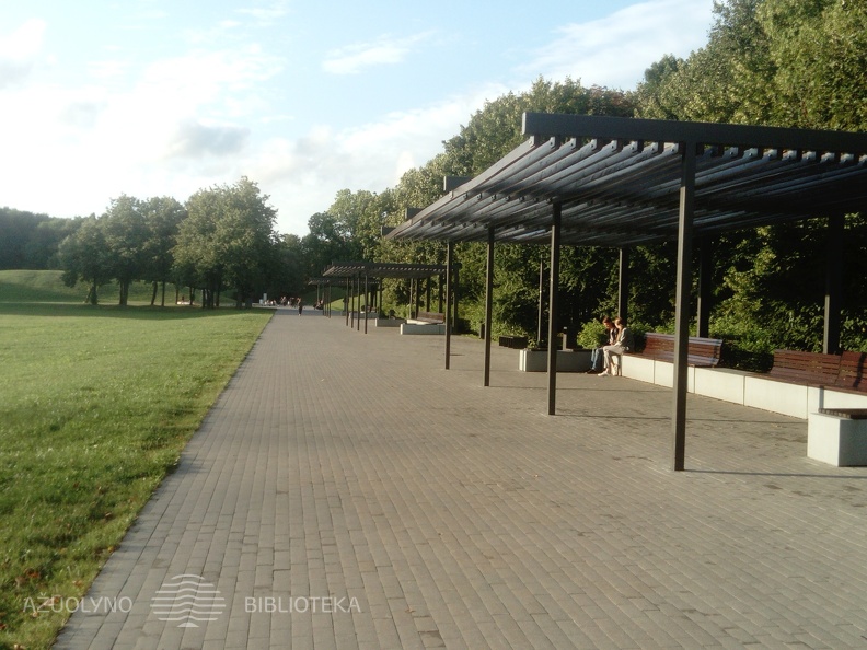 Alėja su suoleliais