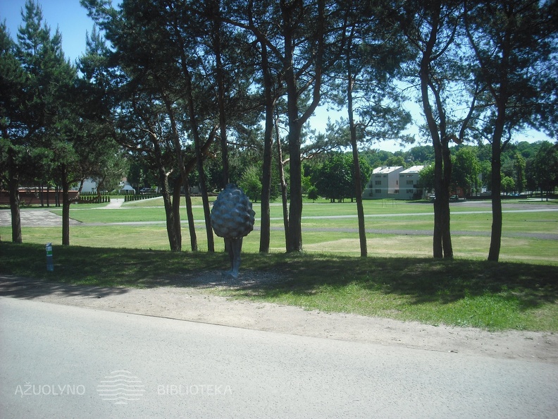 Skulptūra „Žmogus-kankorėžis“