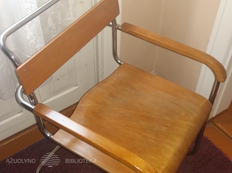 Kėdė su plieno vamzdelių rėmu