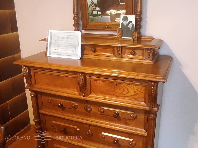 Komoda su veidrodžiu