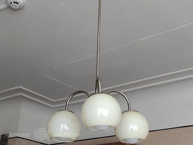 Šviestuvas ir krosnies fragmentas