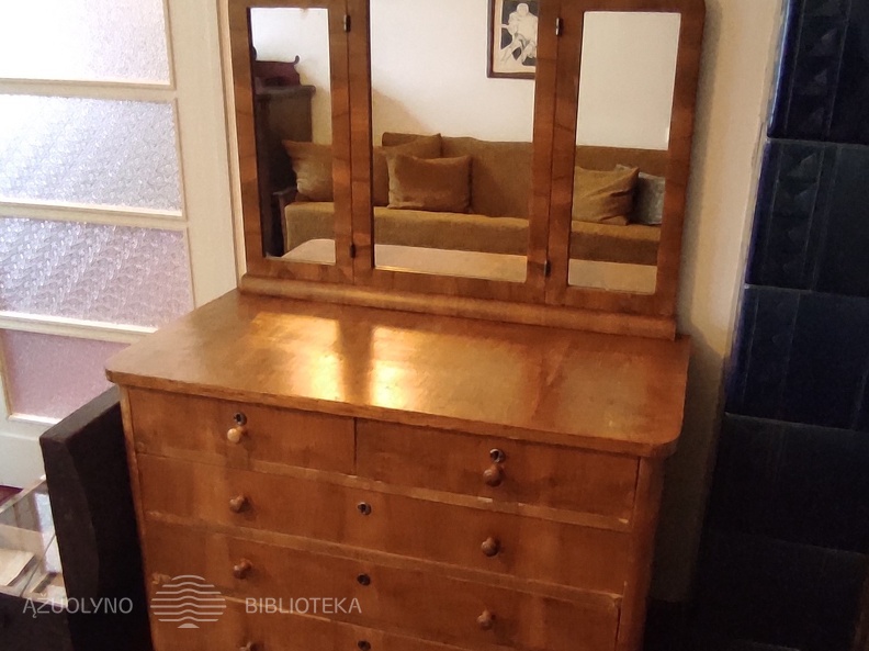 Komoda su veidrodžiais