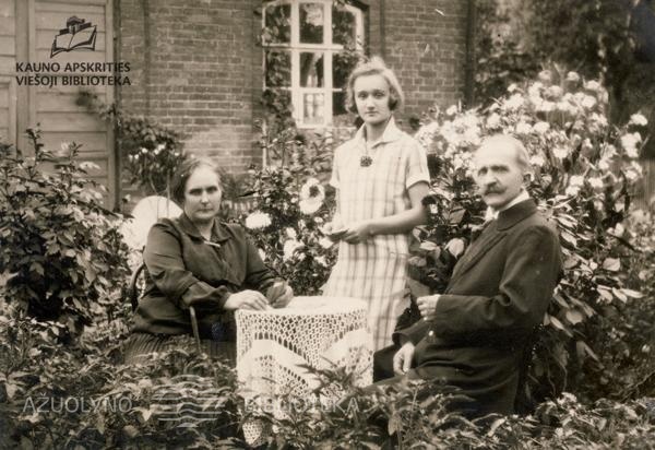 Valerija su tėvais prie namo