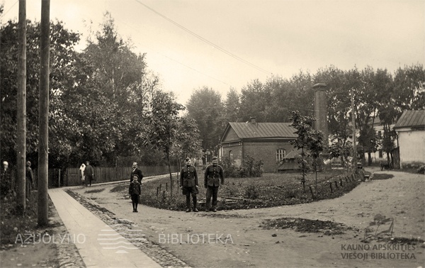 Namas Karo ligoninės kieme