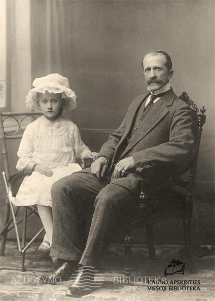 Valerija_Kazlauskaite_su_teveliu_apie 1916.jpg