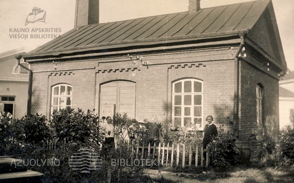 Namas Karo ligoninės kieme