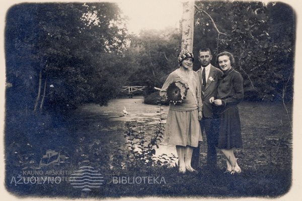Botanikos_sode_su_draugais_1929.jpg