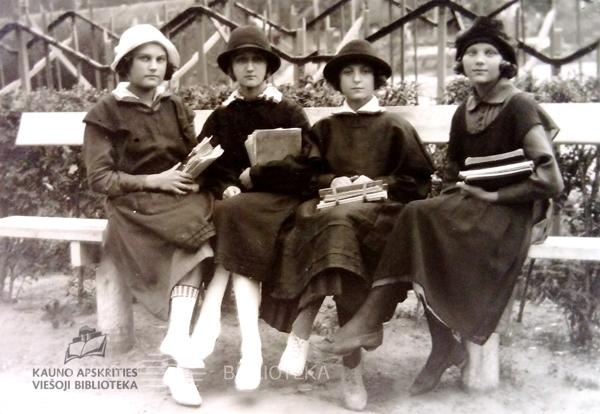 Lenku_gimnazijos_gimnazistes_1924.jpg