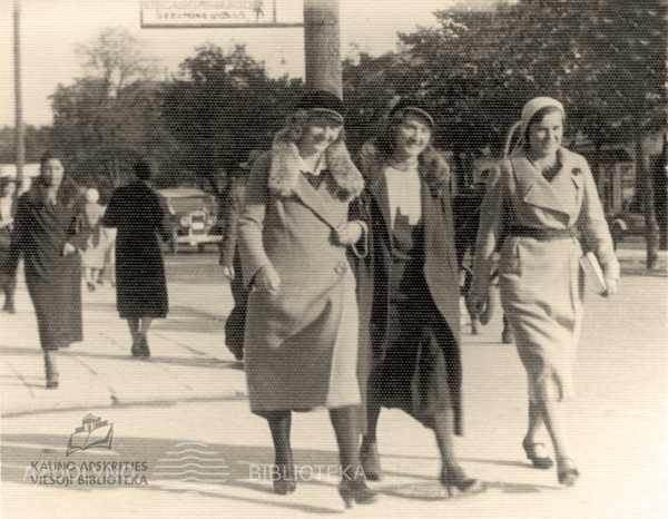 Valerija_Majauskaite_su_draugemis_1932.jpg